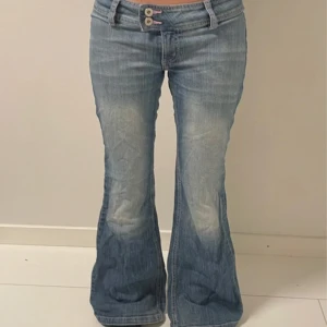 Blå bootcut jeans  - Midjemåttet 37 Innerbenslängd 76  Ytterbenslängd 96  Hon på bilden är 162💗