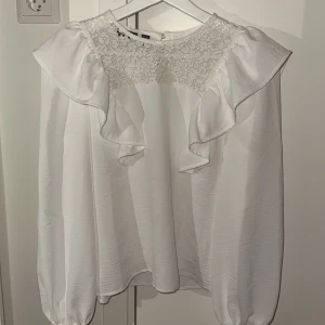 Volangtopp med spets  - Jättefin tröja/blus med volanger och spets, använd fåtal gånger💕