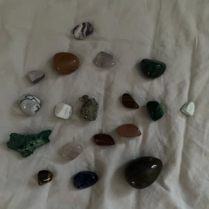 Kristaller  - Intressekoll!! Säljer mina kristaller som är köpta från en lokal kristallshop vid namn ”artic gem” i min stad. Hör av dig vid intresse så kan vi bestämma pris då ❤️