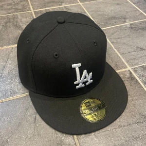 New Era fitted cap - Säljer nu en helt ny new era fitted cap med LA-logga🤝//storlek: 58,7cm (7 3/8)📏//Skick: 10/10 (helt oanvänd)🔟//Pris 399kr🤑// Säljes då den är för stor för mig och jag ej har möjlighet att retunera den👏Tveka inte att hör av er om ni har frågor osv😊