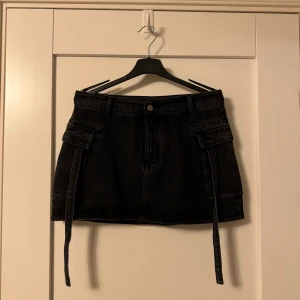 Cargo kjol - Svart/grå cargo jeans kjol från SHEIN, aldrig använd🖤