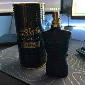 Le Male Le Parfum är en herrparfym med en ikonisk flaska i form av en svart torso. Doften har varma och kryddiga noter av vanilj, lavendel och amber, med inslag av aromatiska och träiga toner. Perfekt för den som vill ha en djärv och maskulin doft. Ungefär 110/112 ml kvar av 125. Hör av er vid frågor 