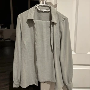 Ljusgrönt set -  Byxorna har en elastisk midja med snörning för justerbar passform. .