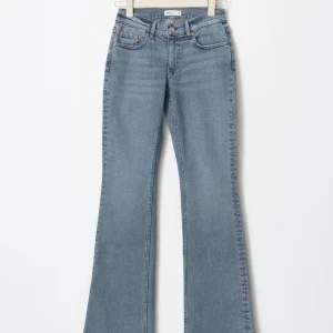 Blå bootcut jeans - Snygga blå bootcut jeans från Gina Tricot. Använda enstaka gång, riktigt bra skick. Storlek 38💞Kan visa fler bilder! (Lånad bild från Gina)