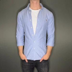 Ralph Lauren skjorta - Hej säljer nu min fina Ralph Lauren skjorta i storlek S. Den är i nyskick och kommer vara otroligt snygg i höst/vinter. Nypris cirka 1500kr! Vi kommer att sälja liknande produkter nu närmare vinter så glöm inte följa profilen!🌊🍾