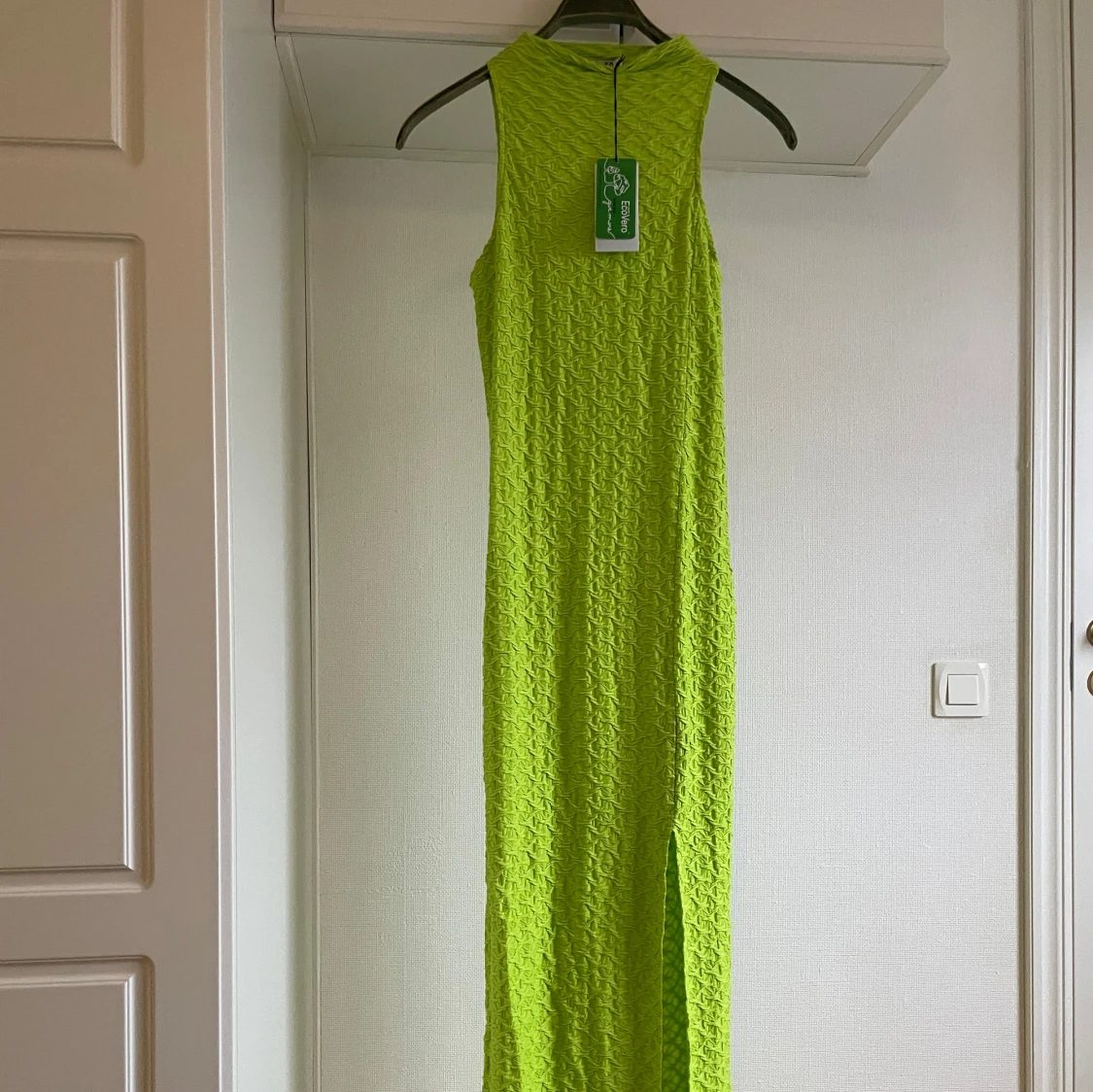 Grön långklänning med slits L oanvänd  - 92