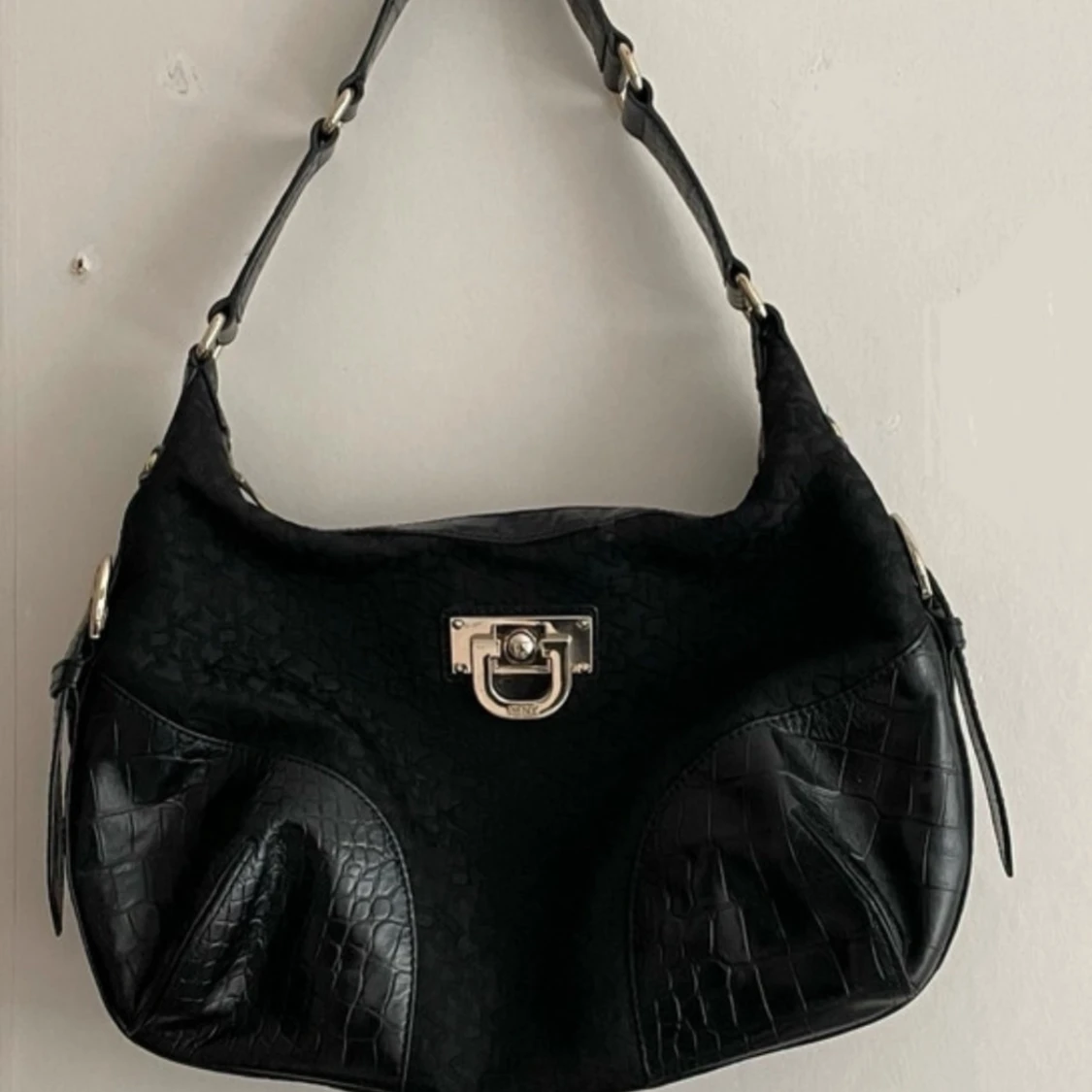 Svart axelväska med krokodilmönster