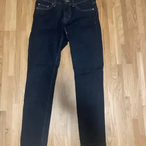 Snygga mörkblå jeans från Tiger of Sweden med klassisk femficksdesign och kontrasterande sömmar. Perfekta för en stilren look. Aldrig använda💕 nypris: 1 499kr. Passar mig som har storlek s 