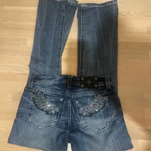 Miss me jeans💓 - Snygga blå low waist bootcut jeans från Miss Me med unika broderade detaljer på bakfickorna😇 I bra skick