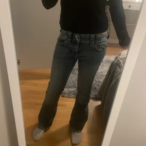 Lågmidjade jeans storlek 146 för barn  - Bra skick, väldigt lågmidjade!fickor både fram och back är äkta. Originals priset : 280 : knappt använda! Ge prisförslag! !STÅR INTE FÖR POSTENTS SLARV!