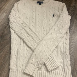 Ralph lauren tröja - Säljer populär ralph lauren tröja som är använd 2-3 gånger då jag har andra kläder jag hellre använder. Nya sånna här tröjor kan ligga på ca 2000 därför säljer jag för 500!🤍