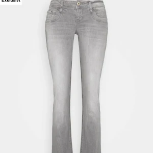 Grå bootcut jeans - Snygga grå bootcut jeans med låg midja, säljer pga att jag inte använder dem längre. Jätte fint skick skriv vid frågor eller mer bilder🥰