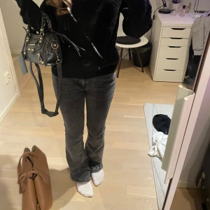 Mörk grå jeans - Mörk grå jeans ifrån Gina tricot, low bootcut. Slitna i baksida nederkant. I storlek 34 och passar mig som är 165 cm. Ben innerlängd 81 cm och midje mått 35 cm. 💓💓
