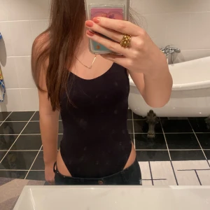 Svart  body - Snygg svart bodysuit med en tight passform. Använd fåtal gånger, inga defekter! Först till kvarn!!