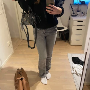 Gråa jeans - Snygga ljusgråa jeans ifrån Gina Young, med fina detaljer på fickorna. I storlek 158 och passar mig som är 165, ben innerlängd 76 cm och midje mått 36 cm. I mycket bra skick💓💓