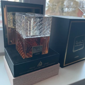 Khamrah Eau de Parfum från Lattafa - Säljer denna otroligt fina parfym som är helt ny. Fick parfymen i julklapp, men passade inte mig i smaken. Bara sprayat typ 2 gånger så den e typ helt oanvänd! 