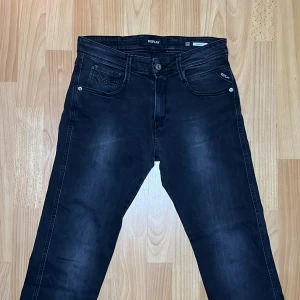 Replay Anbass Jeans - Tja säljer nu ett par svarta Replay Jeans i modellen Anbass i storlek 28 för endast 399kr! Pris är ej hugget i sten, hör av er i dm vid funderingar 🙌