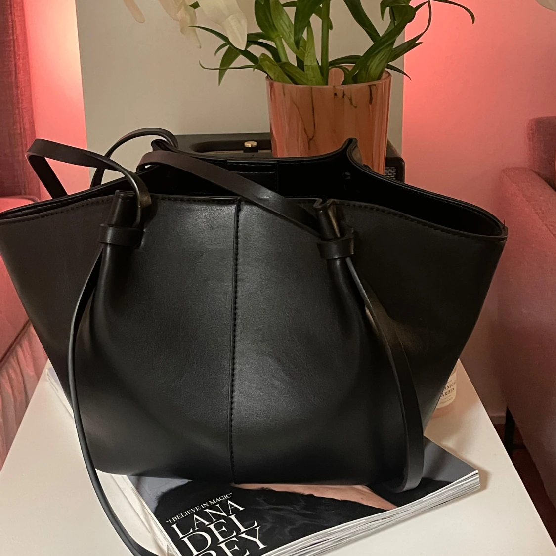 Svart axelväska med gulddetalj - 90