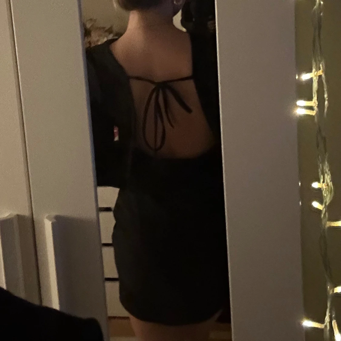 Svart glittrig klänning med öppen rygg - 91