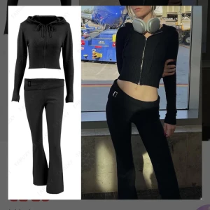 Svart croppad hoodie med dragkedja - Säljer denna oanvända koftan!