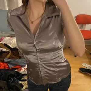 Satinblus  - Snygg glansig grå satinblus 