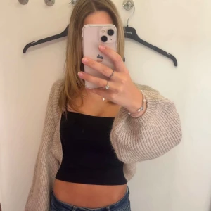 Beige stickad bolerokofta från Gina Tricot - Jätte fin bolerokofta från Gina, sällan använd så bra skick! Lite nopprig med det går att ta bort, storlek M men passar mig som är en xs s🤗köpt för 450