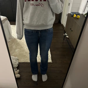 G star raw bootcut jeans  - Snygga blå Bootcut jeans från G star raw. Storlek 27,32 .  Skulle säga att den passar som storlek 34/36. Köptes för 1100 och säljer för 850! Säljer pga att de är för korta är 175 för referens🤗Skriv vid intresse !!💕🤗 pris kan diskuteras!