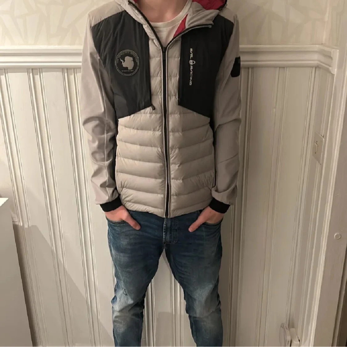 Grå och svart pufferjacka