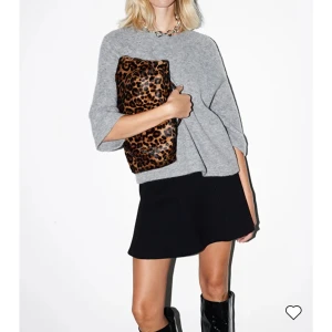 Grå tröja med trekvartsärm - Säljer även denna i grå!💕 nypris 700kr skicket är superbra! Jag säljer för ca 400kr