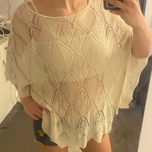 Beige stickad topp från Esprit - Säljer en luftig och stilren beige stickad topp från Esprit. Toppen har ett vackert mönster och är perfekt för lager-på-lager-stil. Den har en lös passform och korta ärmar, vilket gör den bekväm och trendig.