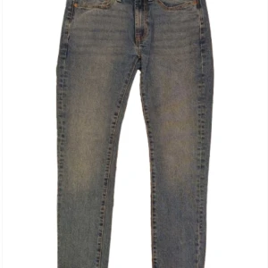 Blå jeans från Dressmann - Snygga blå jeans från Dressmann i slim fit-modell. Perfekta för en stilren look med klassisk design och bekväm passform.  Skick : 9/10 🤩 använd den ett fåtal gånger säljer för att byxorna har ingen användning. Skriv vid funderingar!