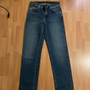 Nudie jeans  - Nudie jeans rak passform, helt nya endast testade, storlek 27/30 men passar större, nypris runt 1600 säljes för 350kr