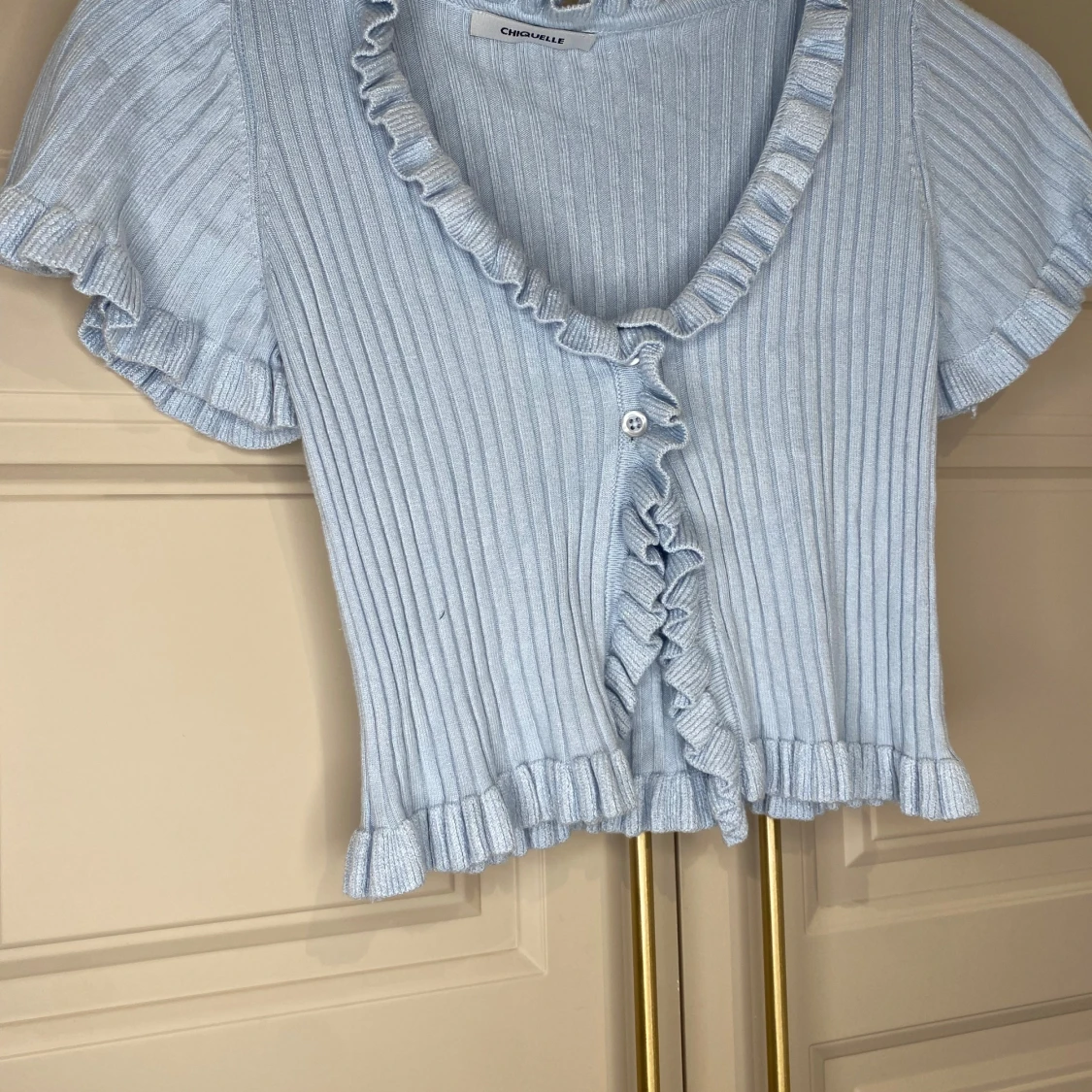 Ljusblå ribbad topp från Chiquelle