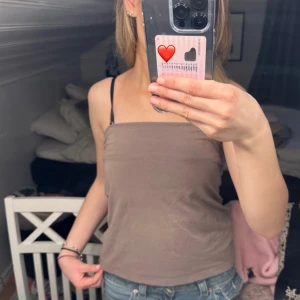 Brun tubtopp🤎🐆🐒🫧 - Säljer en stilren brun tubtopp med smala axelband. Perfekt för en avslappnad look. Passar bra till jeans eller kjol.
