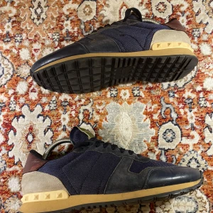 Valentino Rockrunners  - Hej! Säljer nu mina skor från märket Valentino, storlek 41 bra skick, tveka inte på att höra av dig om du har frågor eller funderingar kring skorna!