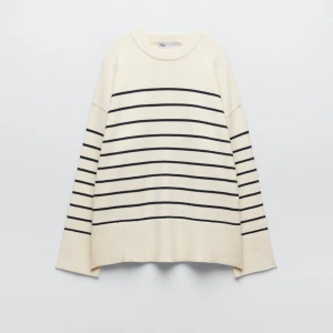 Randig beige tröja från Zara - Säljer en supersnygg beige tröja från Zara med svarta tunna ränder. Tröjan har en avslappnad passform och långa ärmar, perfekt för en stilren look. Den är i ett mjukt och skönt material och har en slits på sidorna.🤍