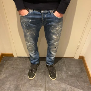 Dondup George jeans - Strl: W 33, passar W 30 | perfekt för dig runt 175-184 | mycket bra skick och extremt feta slitningar | priset är ej hugget i sten 🪨 | fraktas inom 24 h 📦| vid frågor konta oss gärna! |