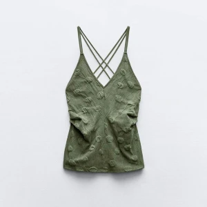 Zara topp - Jätte fin grön zara topp med öppen ryggbaktill. Köpte förra sommarn men aldrig kommit till användning, prislappen sitter fortfarande kvar.🙌🏻🙌🏻