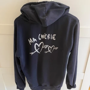 Mörkblå ma chérie Hoosiers - Säljer min mörkblåa hoodie med tryck 'MA CHÉRIE' då den inte används längre! Storlek 170🤍