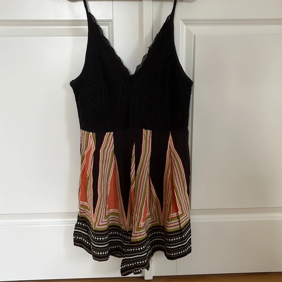 Svart och mönstrad playsuit med spetsdetaljer