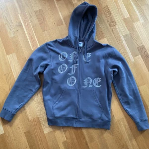 One of One hoodie - One of One hoodie i storlek L. Använd ett fåtal gånger och i nyskick. 