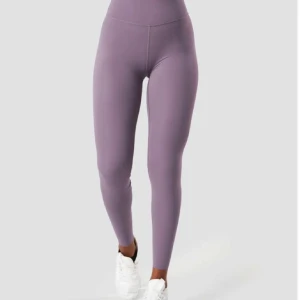 Lila leggings från ICANIWILL - Snygga lila leggings från ICANIWILL med hög midja och tight passform. Perfekta för träning eller en aktiv vardag. Materialet är stretchigt och bekvämt, vilket ger bra rörelsefrihet. Nypris 699kr🤍
