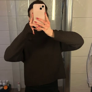 Brun stickad polotröja - Säljer en mysig brun stickad polotröja med långa ärmar. Perfekt för kyliga dagar och ger en stilren look. Tröjan har en ribbad struktur vid ärmslut och nederkant. Storlek Xs. Använd 1 gång, köpt för 1 månad sen på Hm. 🫶🏽