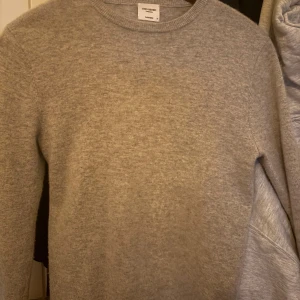 John Henric Cashmere  - Säljer en fin John Henric Cashmere som är k nytt skick, tröjan är inte nopprig eller har några skador och är som ny!