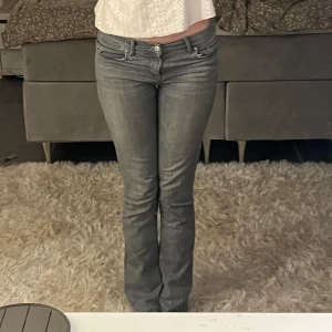 Gråa LTB jeans - Snygga grå jeans från LTB med en klassisk femficksdesign. De har en knappgylf och är i en stilren grå färg som passar till det mesta. Perfekta för en avslappnad look.