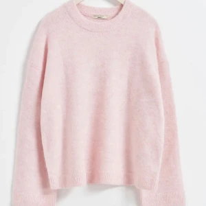 Rosa stickad tröja från Gina Tricot - Mysig slutsåld rosa stickad tröja från Gina Tricot i storlek XS, modellen heter crew neck knitted sweater. Den är nyskick och använd väldigt fåtal gånger💞Kontakta gärna mig om frågor eller fler bilder 