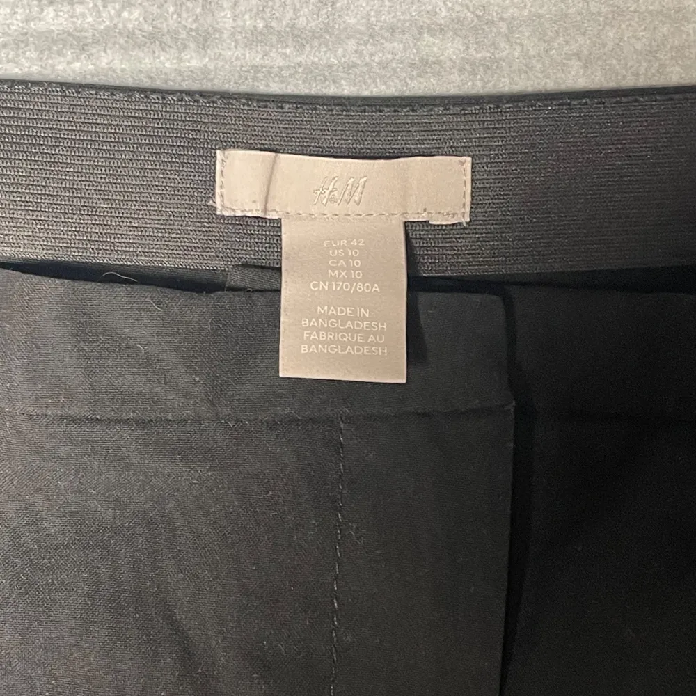 Snygga svarta kostymbyxor från H&M med en klassisk passform. Perfekta för en stilren look. Tillverkade i ett bekvämt material som passar för olika tillfällen.. Farkut & Housut.
