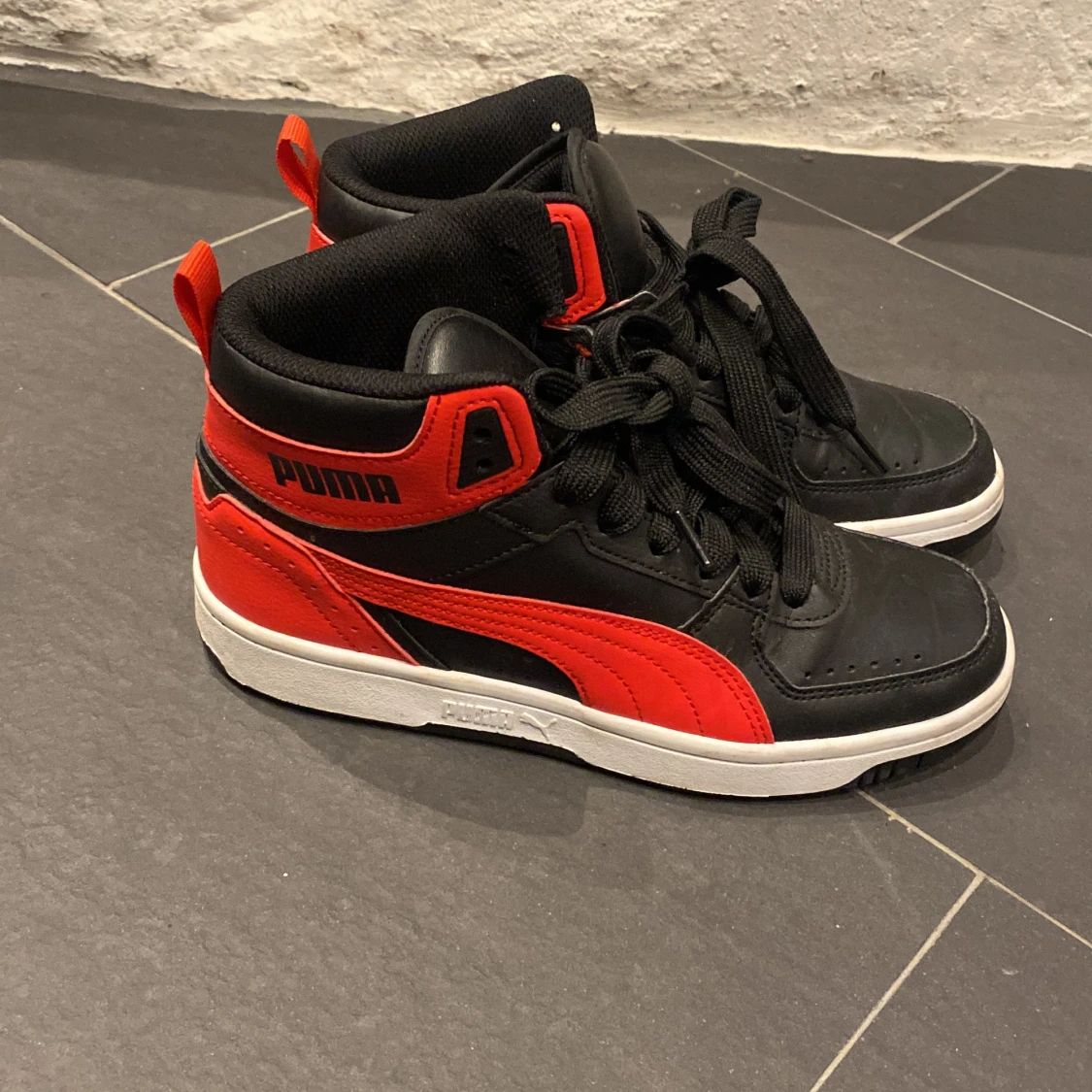 Svarta och röda sneakers från Puma - 90