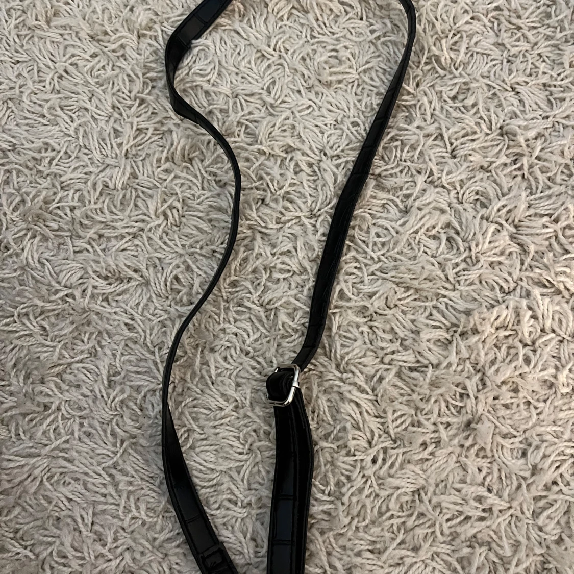 Svart handväska med krokodilmönster - 91