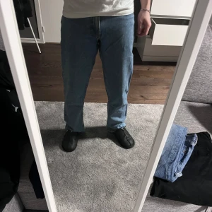 Ljusblåa jeans  - Ljusblåa jeans ifrån VAILENT i storlek XS men sitter som S. Dom är i bra skick men kommer inte till användning. (175cm)